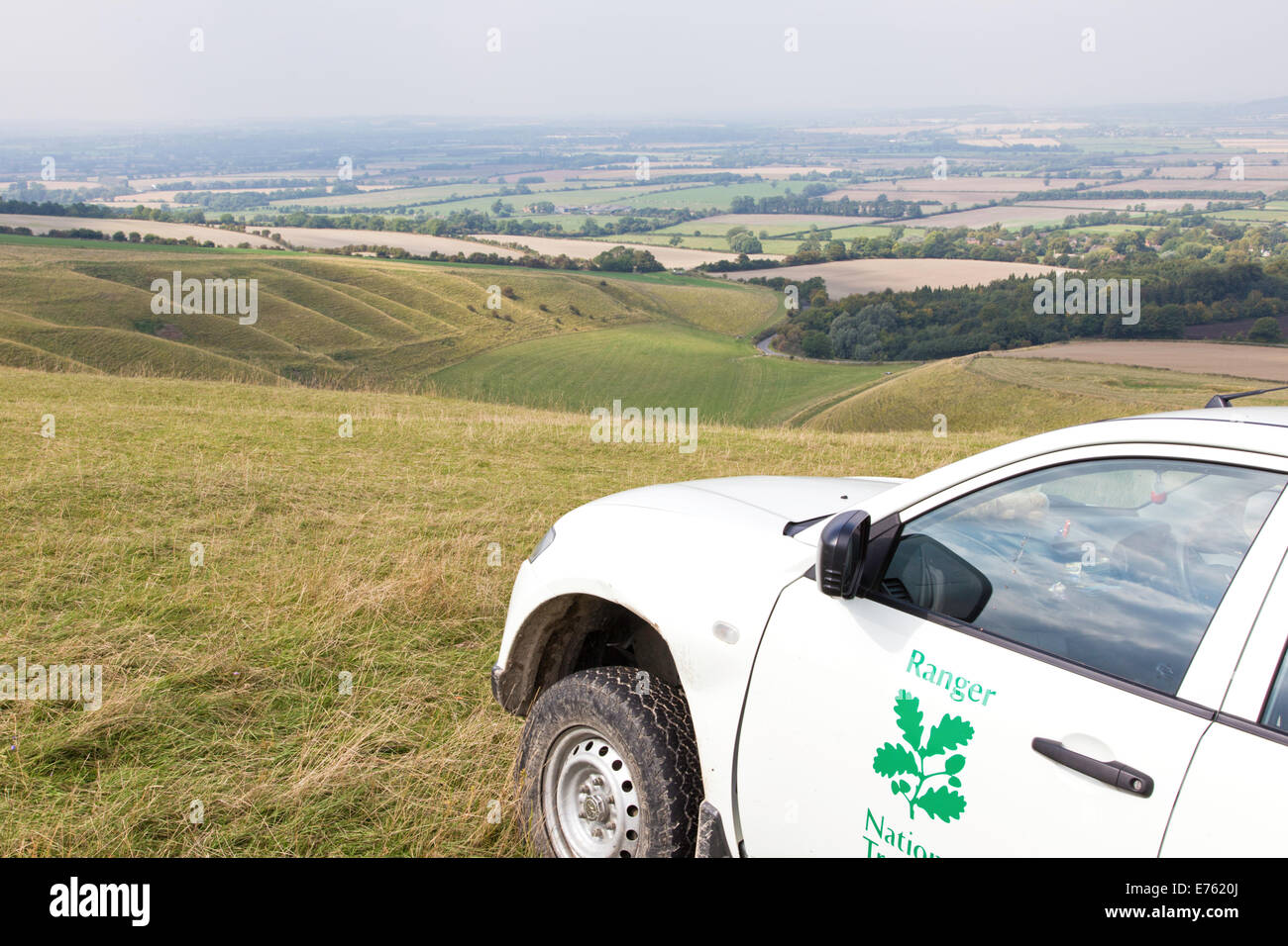 Il National Trust ranger il veicolo su White Horse Hill e il Gigante distanti le fasi, Wiltshire, Inghilterra, Regno Unito Foto Stock
