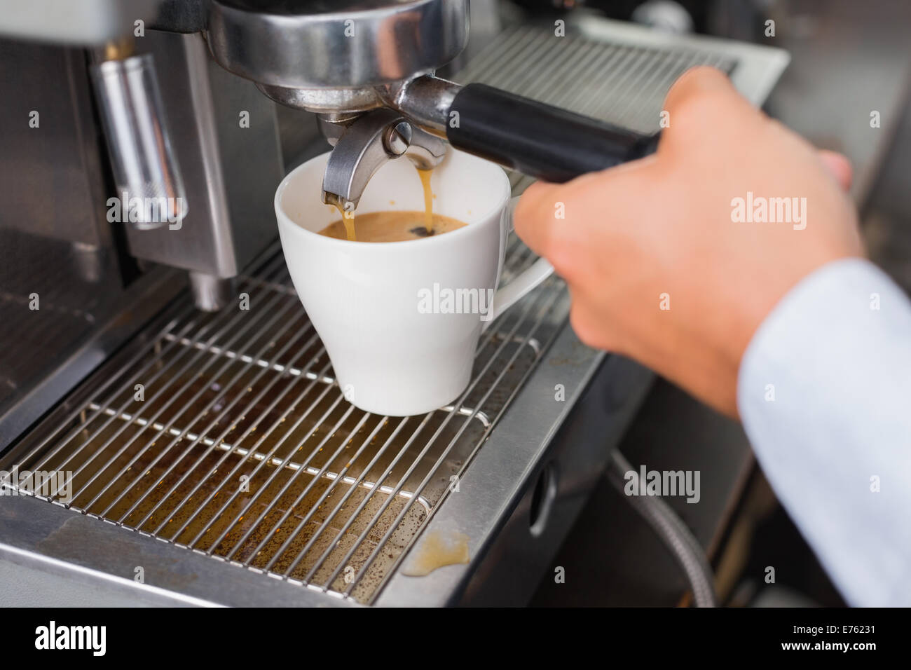 Barista facendo una tazza di caffè Foto Stock