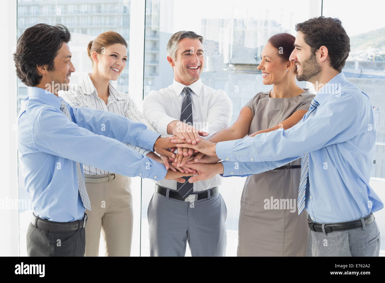 Dipendente di sorridere e divertirsi Foto Stock