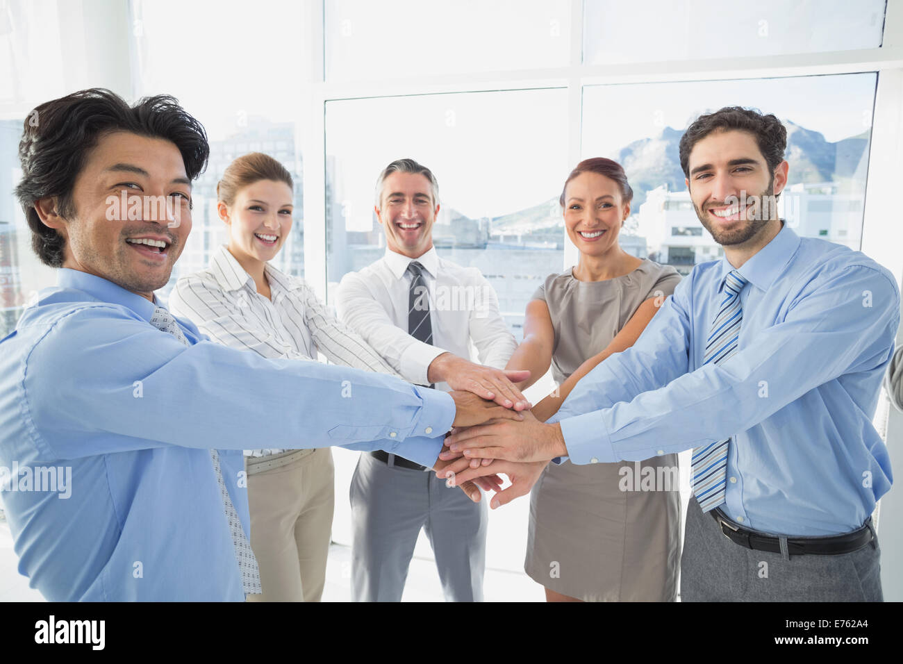 Dipendente di mettere le mani insieme Foto Stock