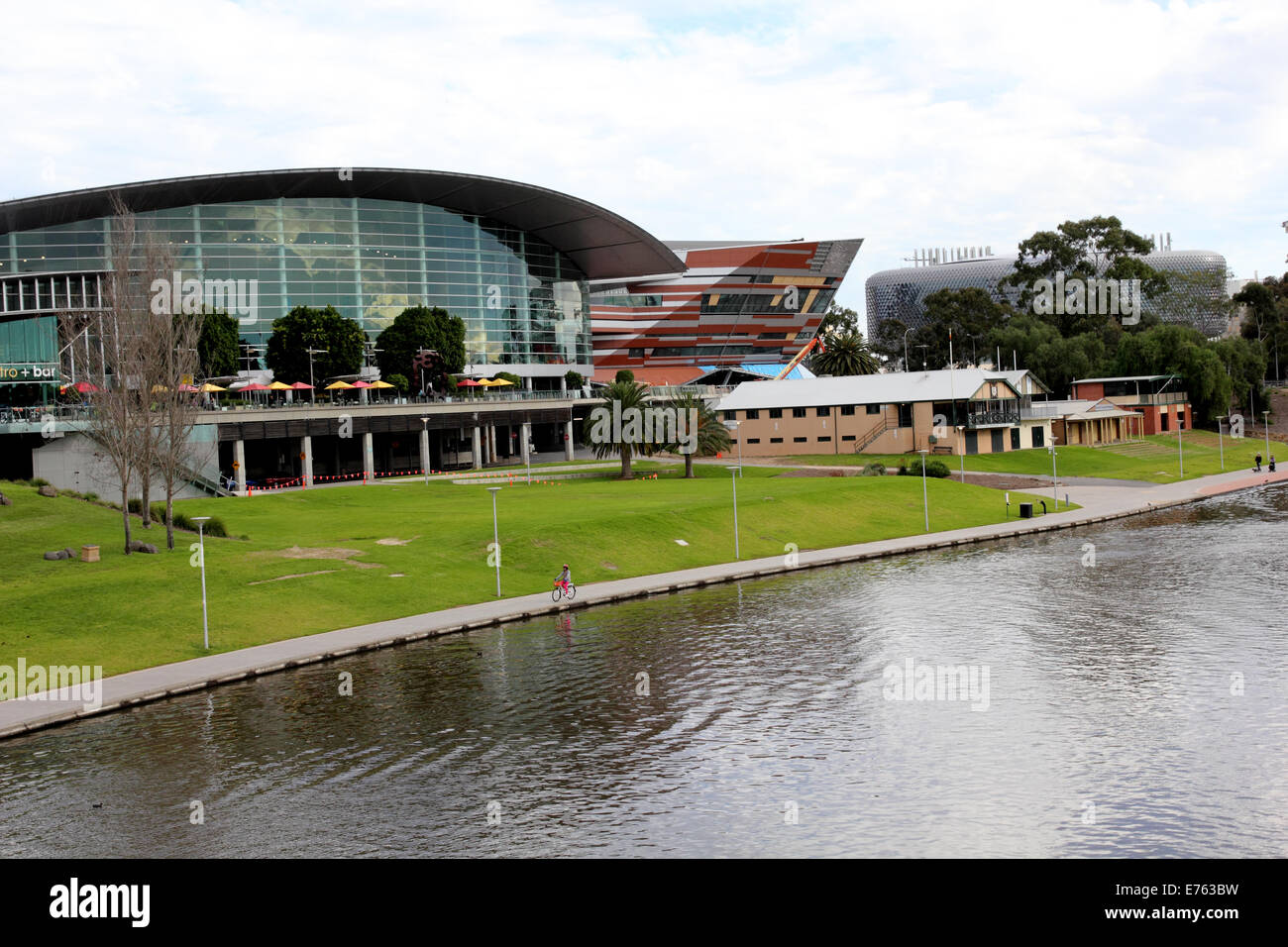 Il Centro Congressi lungo il Fiume Torrens e il SAHMRI edificio sulla destra in Adelaide Australia Foto Stock