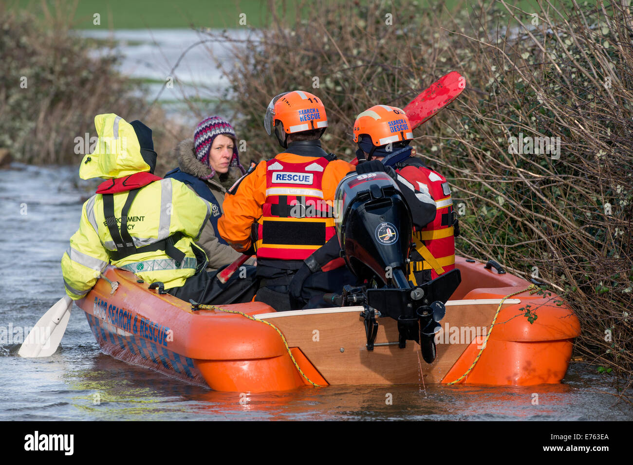 Inondazioni in Somerset livelli - un residente di brughiera è liberato dalla sua casa di Barb (l'Burnham on-zona di mare la barca di salvataggio) Foto Stock