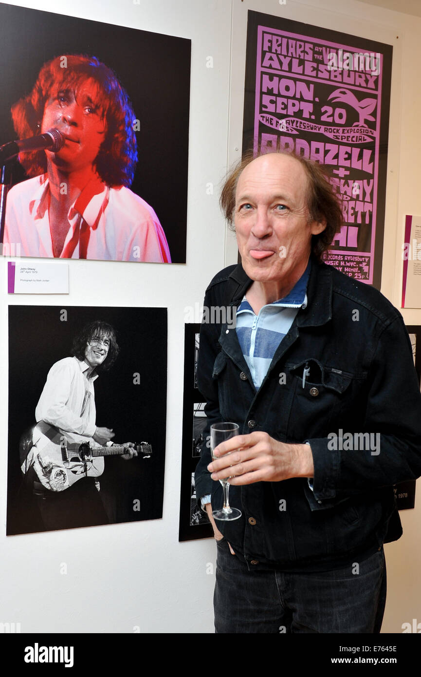 Frati Music Club Aylesbury è nuova importante esposizione di memorabilia di musica, dotate di David Bowie ripped Ziggy Stardust maglietta, rari cimeli legati a David Bowie, Lou Reed, la Genesi, Ramones, Talking Heads, lo scontro, Roxy Music e la Regina, "l'E Foto Stock