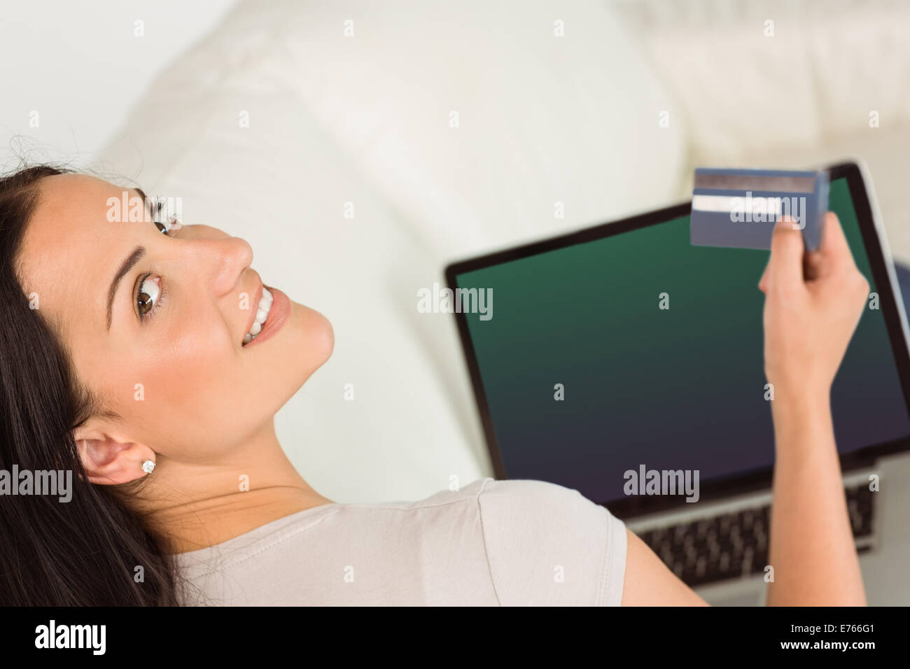 Donna con notebook e scheda Foto Stock