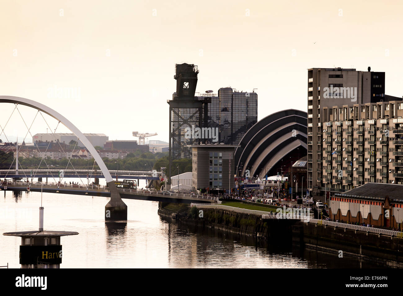 Fiume Clyde guardando ad ovest con Squinty bridge e Finnieston gru Foto Stock