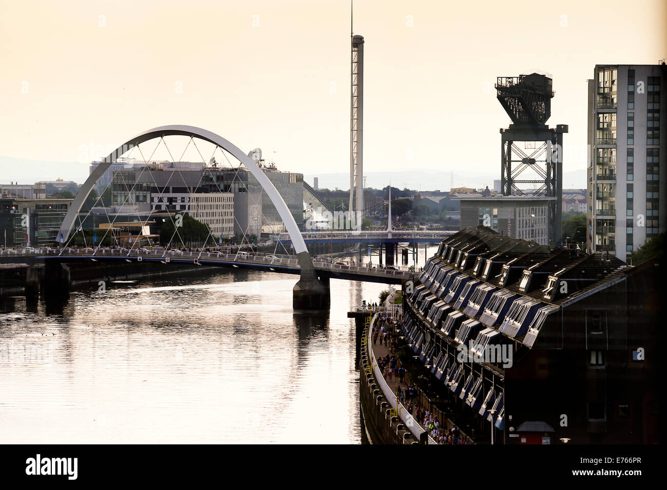 Fiume Clyde guardando ad ovest con Squinty bridge e Finnieston gru Foto Stock