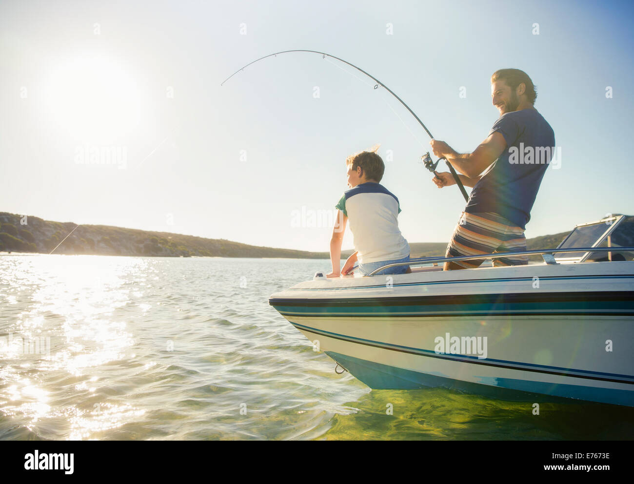 Padre e figlio la pesca in barca Foto Stock
