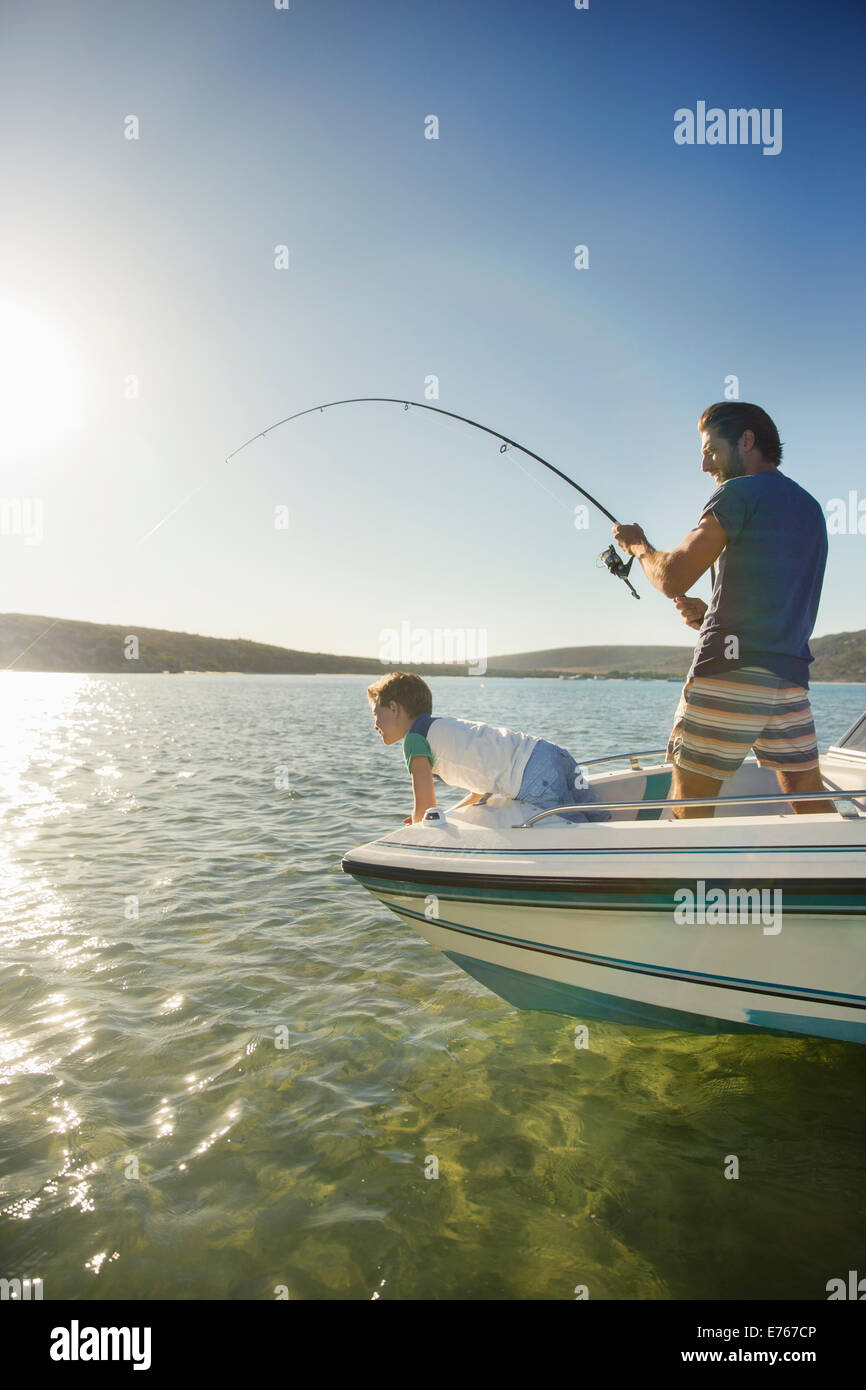 Padre e figlio la pesca in barca Foto Stock