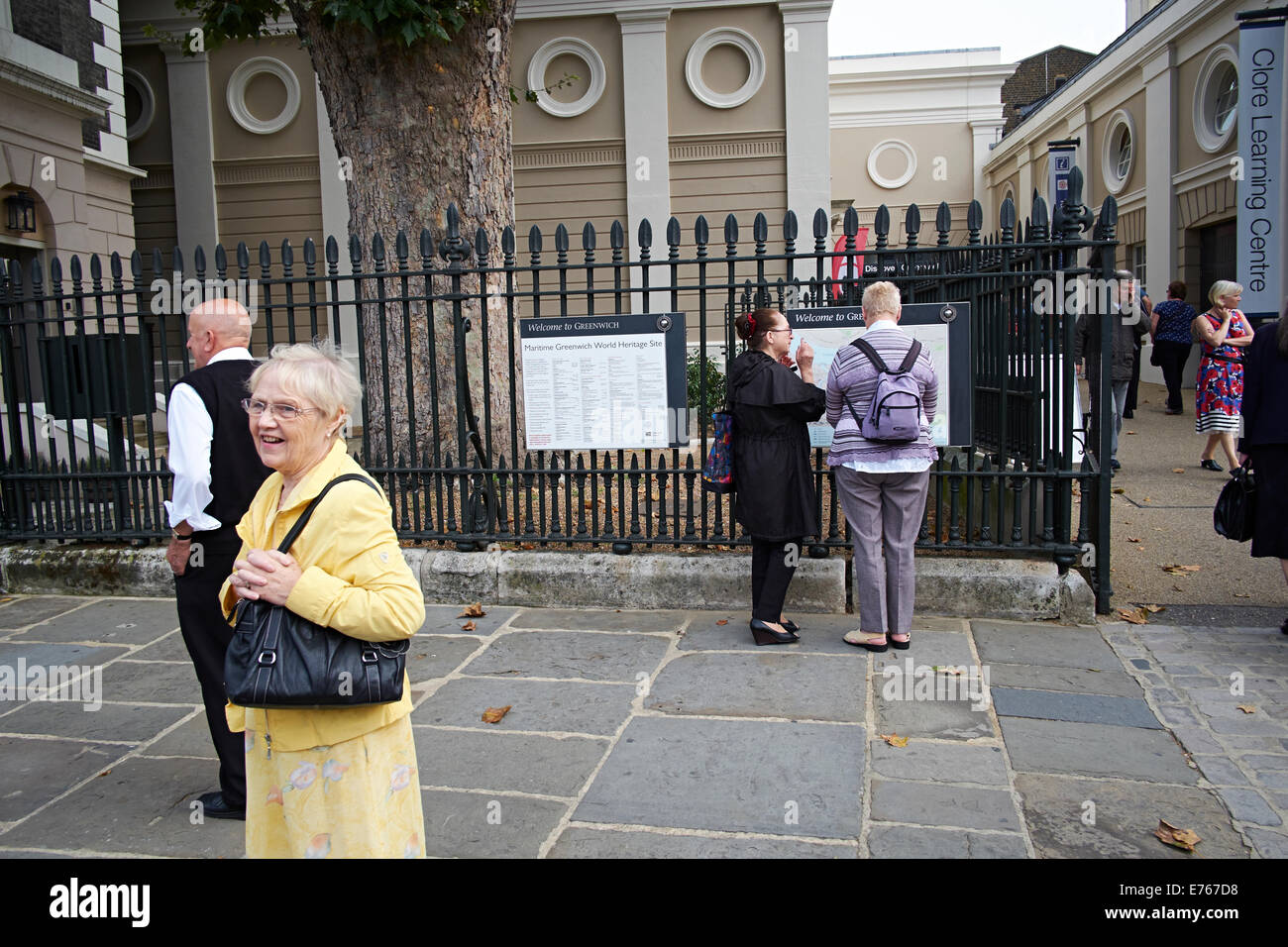 Greenwich, Londra - un cartellone pubblicitario adshells intorno al Cutty Sark Clipper britannico nave Foto Stock