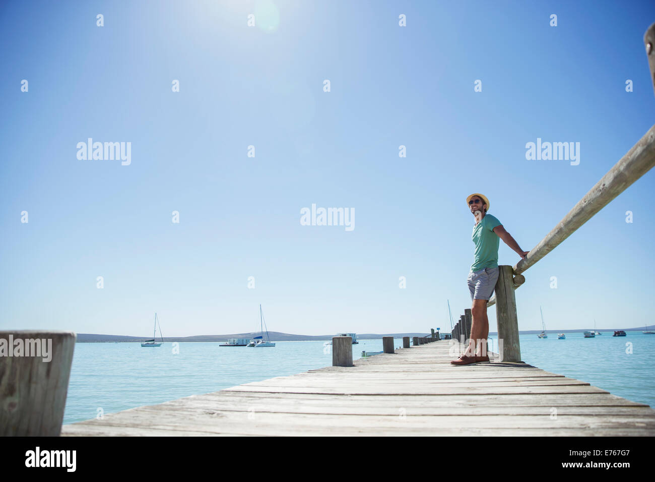 Uomo in piedi sul dock in legno Foto Stock
