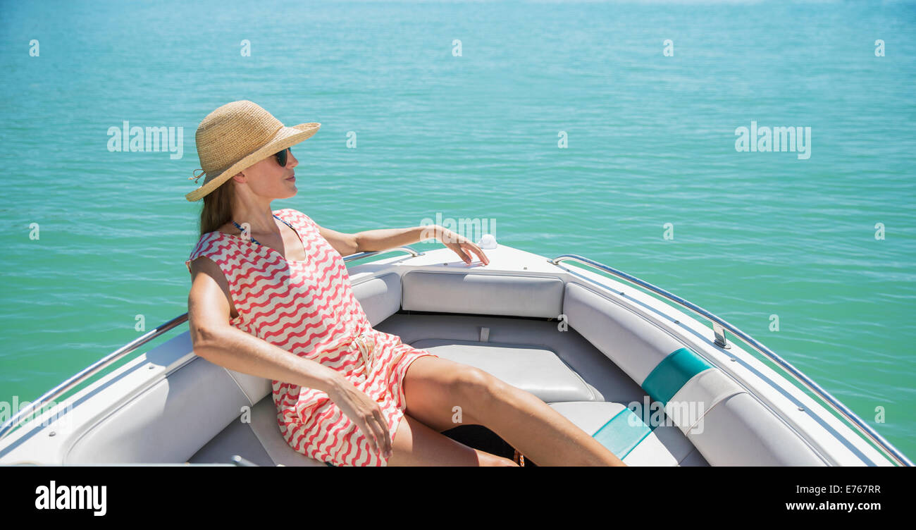 Le donne rilassante in barca in acqua Foto Stock