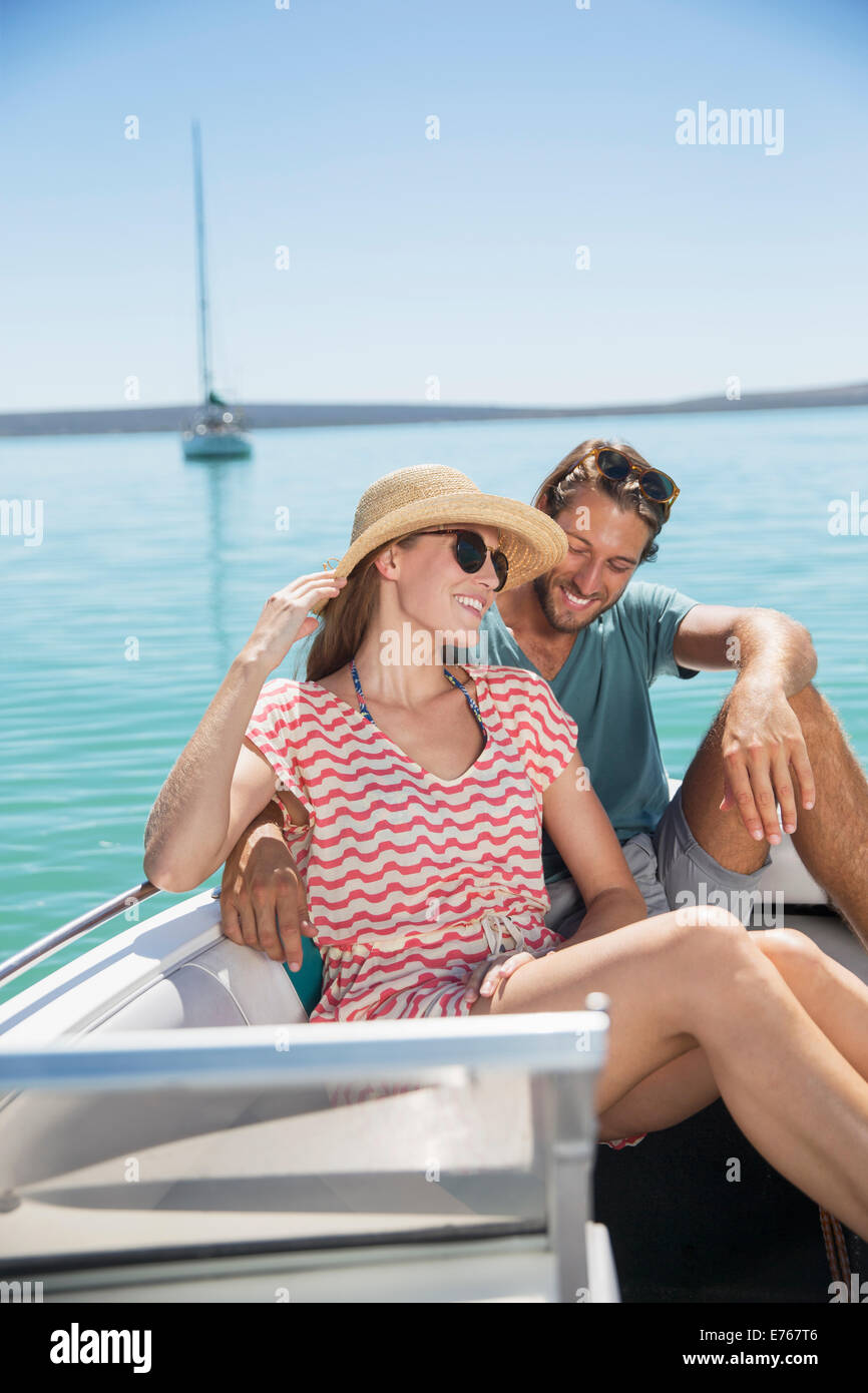 Giovane seduti insieme in barca in acqua Foto Stock