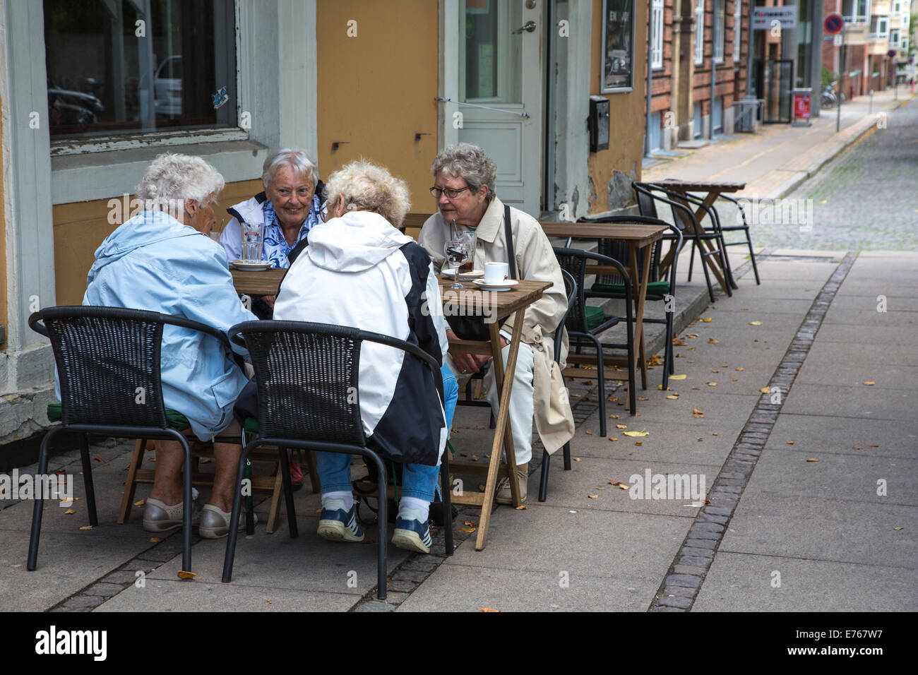 Quattro amici anziani a pranzo, Copenhagen, Danimarca Foto Stock