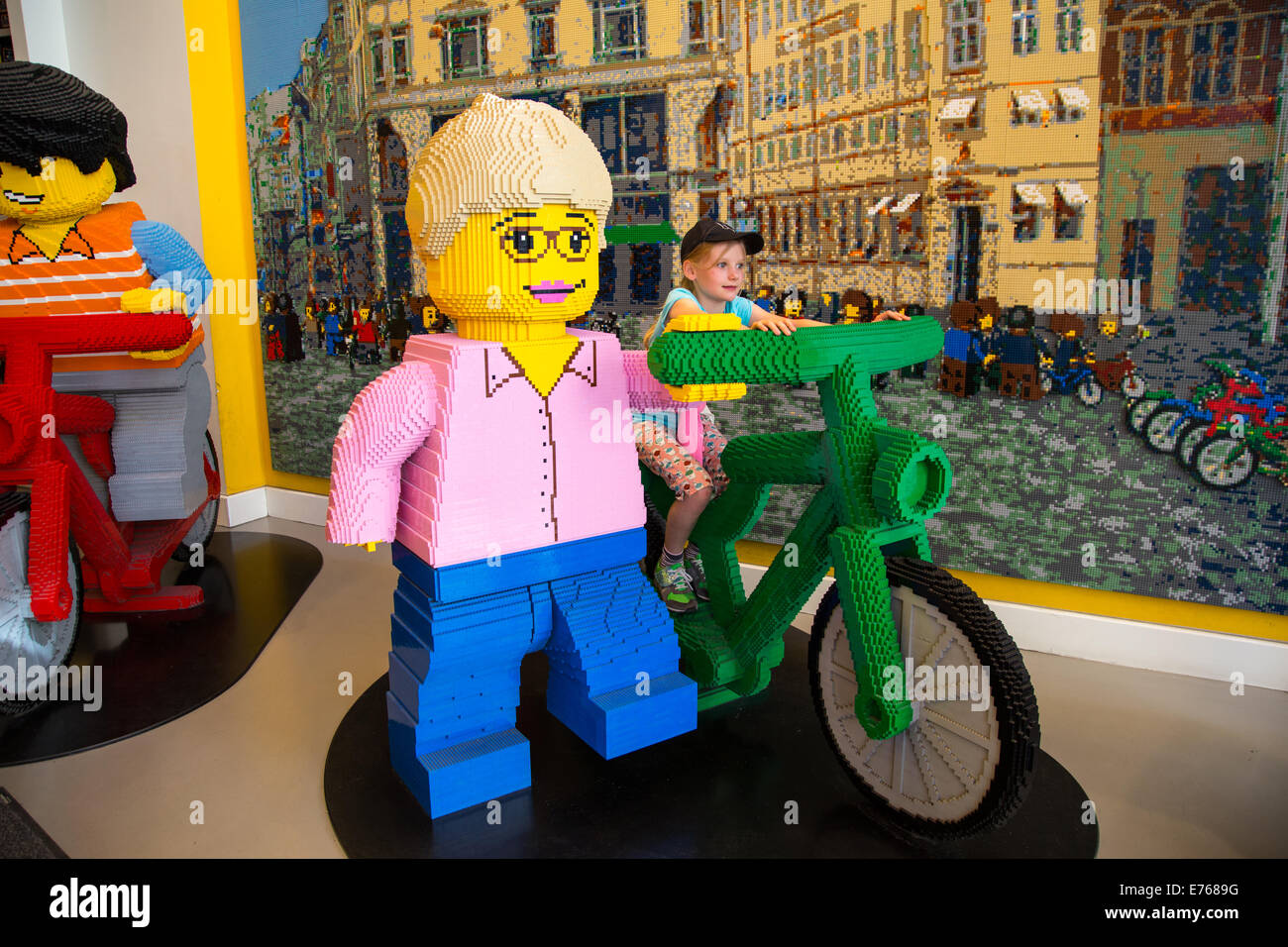 Grande sit-in Lego figure nel negozio Lego sul viale commerciale Strøget a Copenaghen, Danimarca Foto Stock