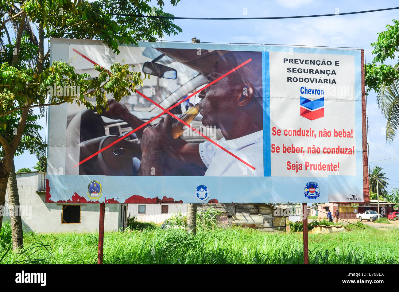 La prevenzione di un cartello stradale dalla American oil company Chevron avvertimento contro la guida in stato di ebbrezza in Angola, Africa Foto Stock