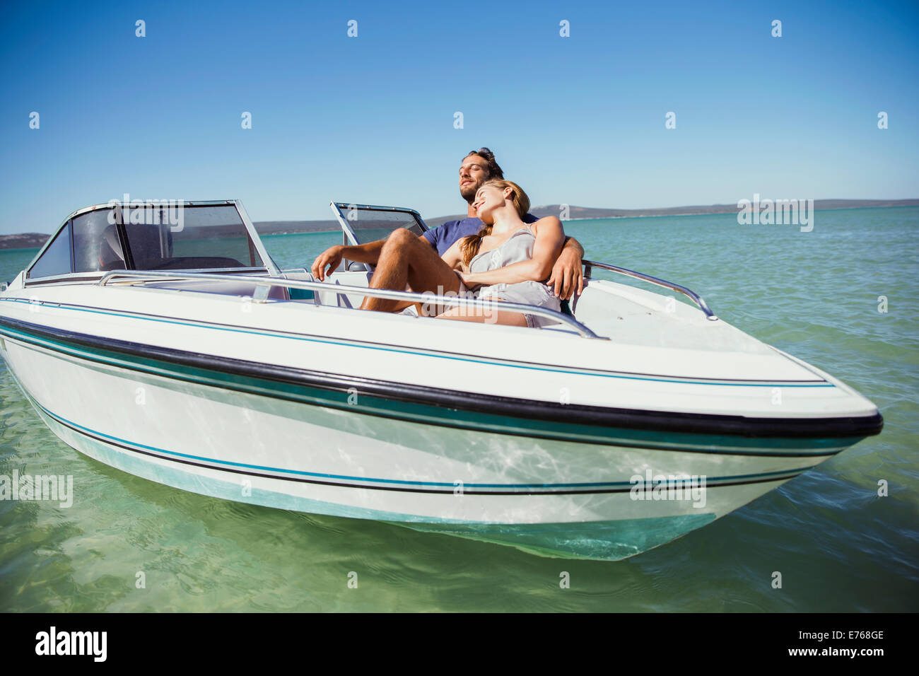 Giovane seduto in barca in acqua Foto Stock