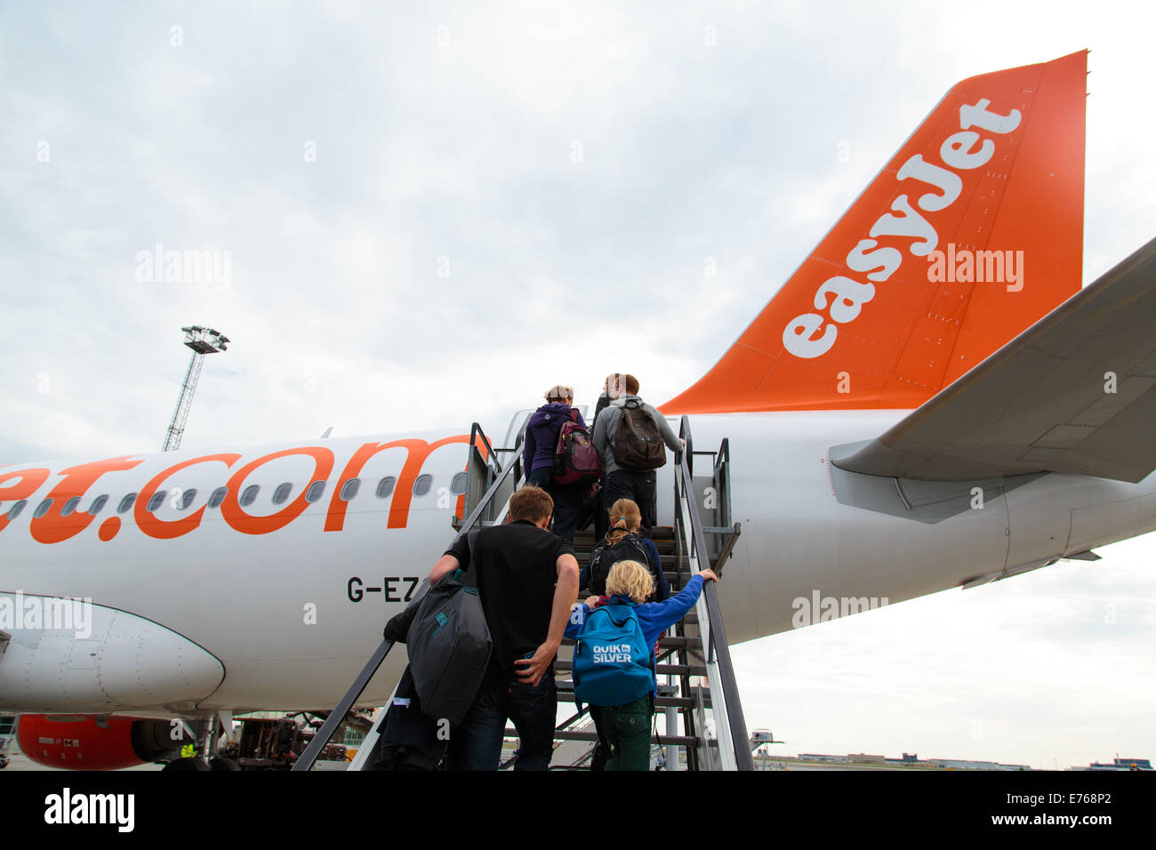 I passeggeri di salire a bordo di un Easy Jet aereo, Copenhagen, Danimarca Foto Stock