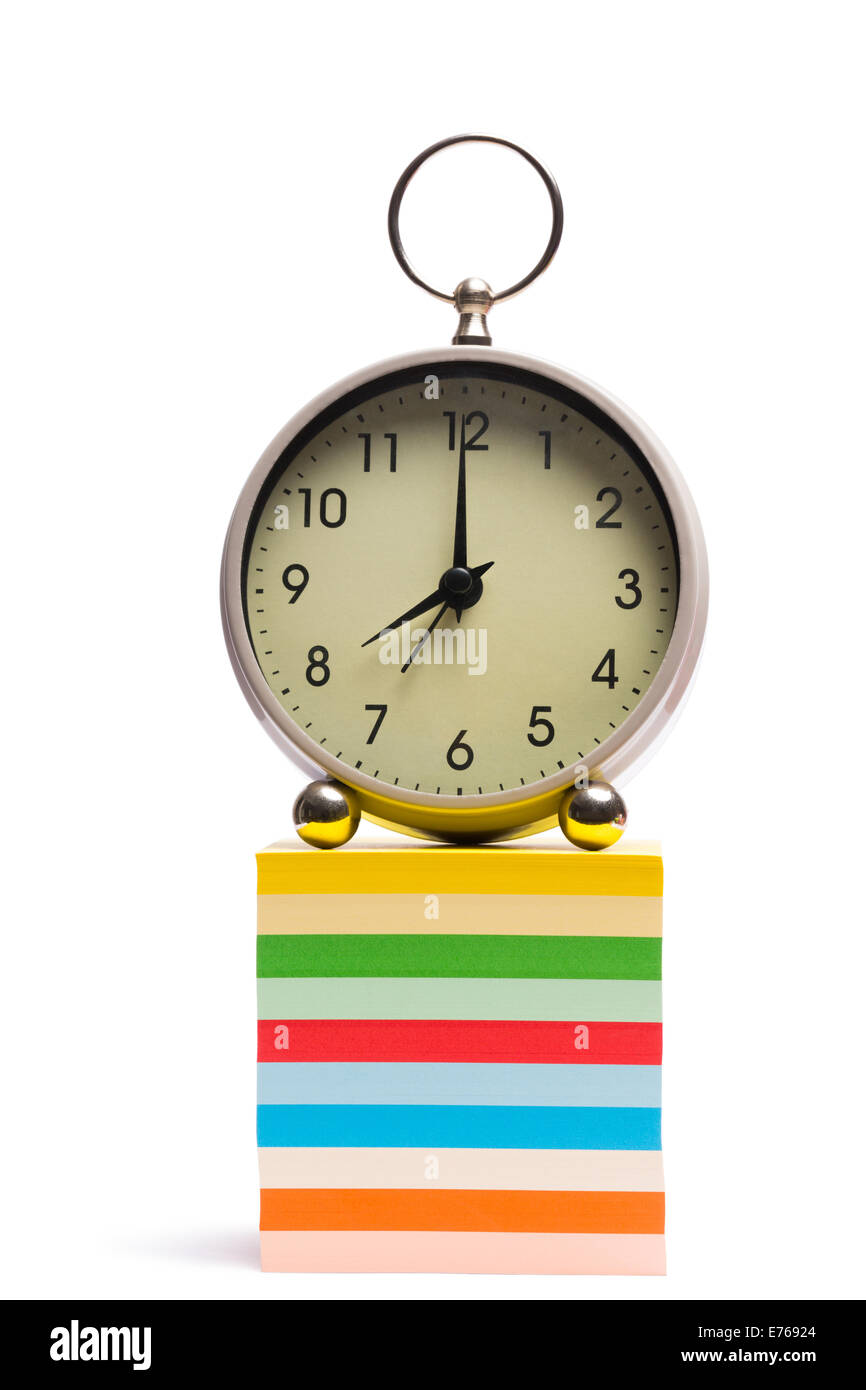 Sveglia su pile di foglietti adesivi Foto Stock