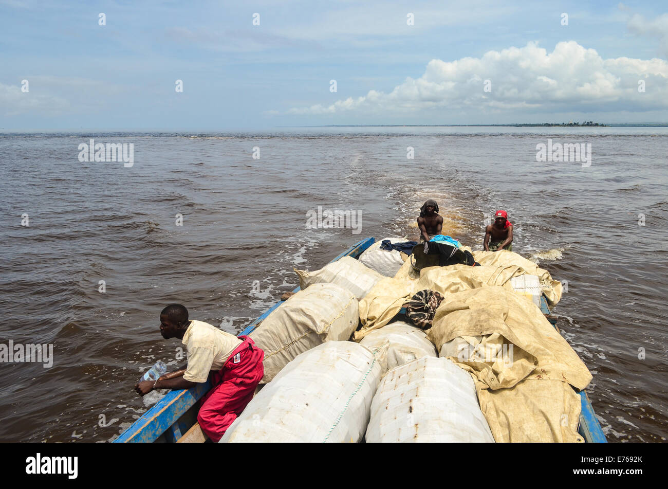 Piccola imbarcazione in legno che trasportano persone e merci da a Cabinda Angola intorno a Repubblica Democratica del Congo Foto Stock