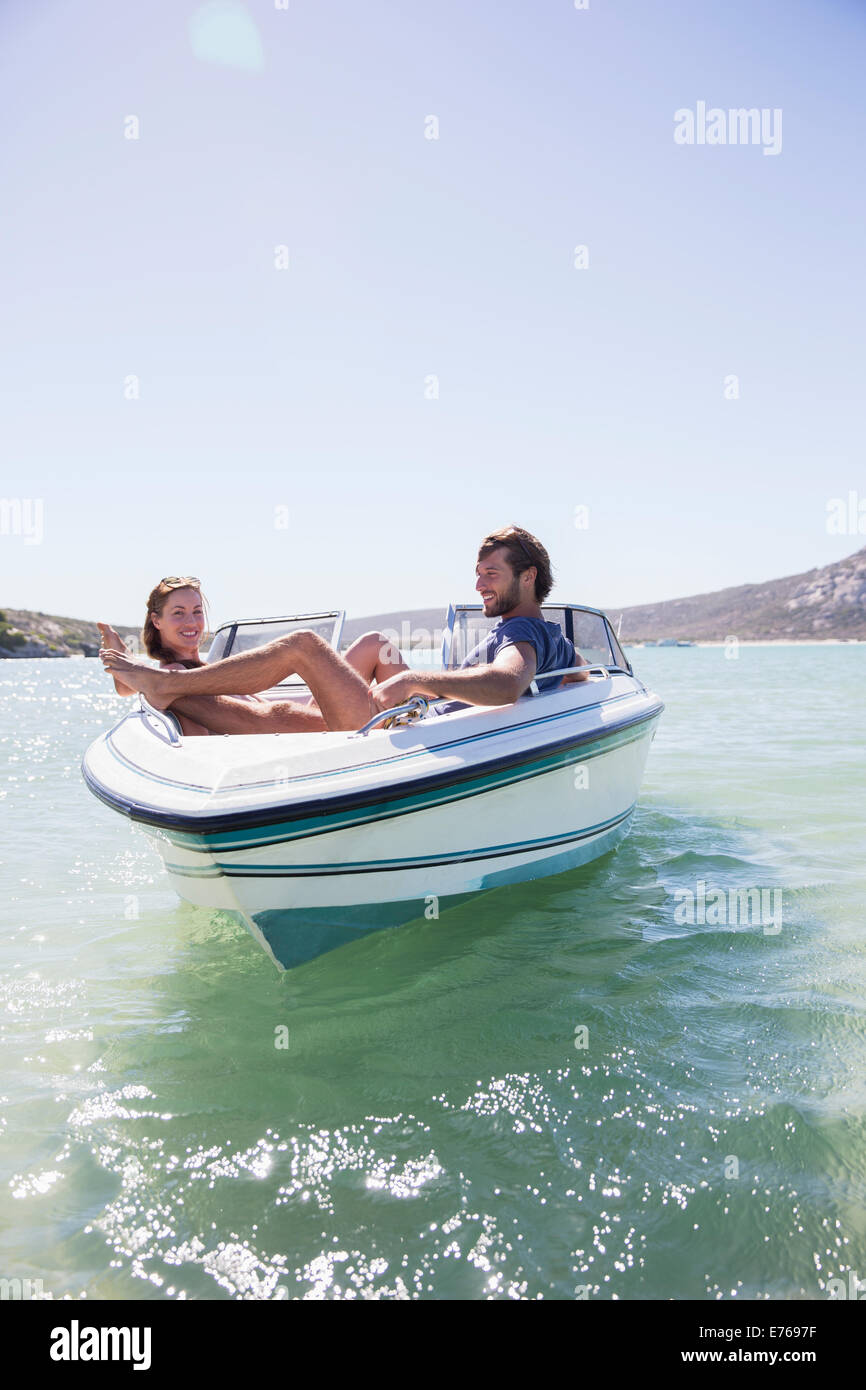Giovane seduti insieme in barca in acqua Foto Stock