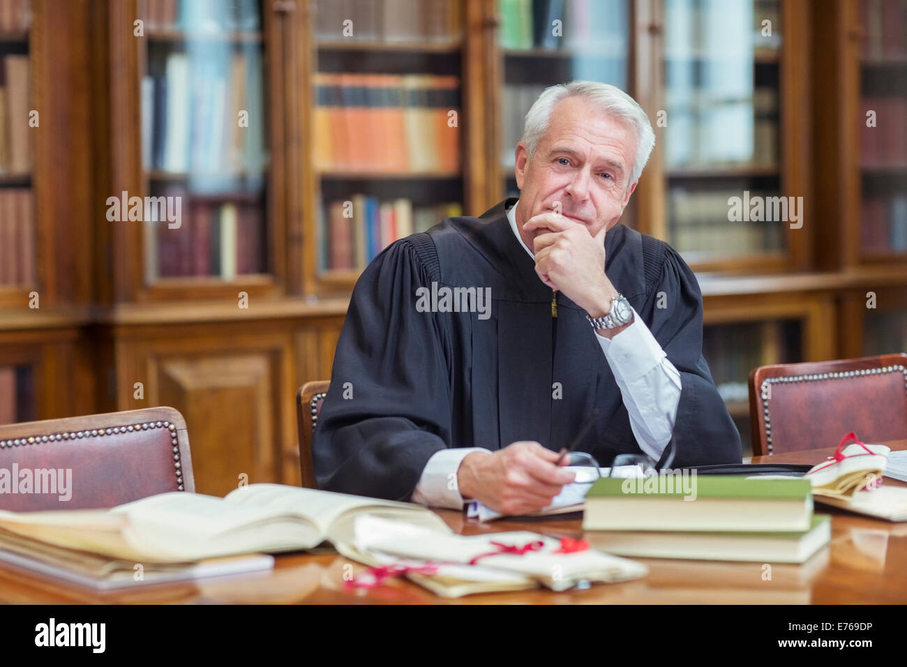 Giudice facendo ricerca nelle camere Foto Stock