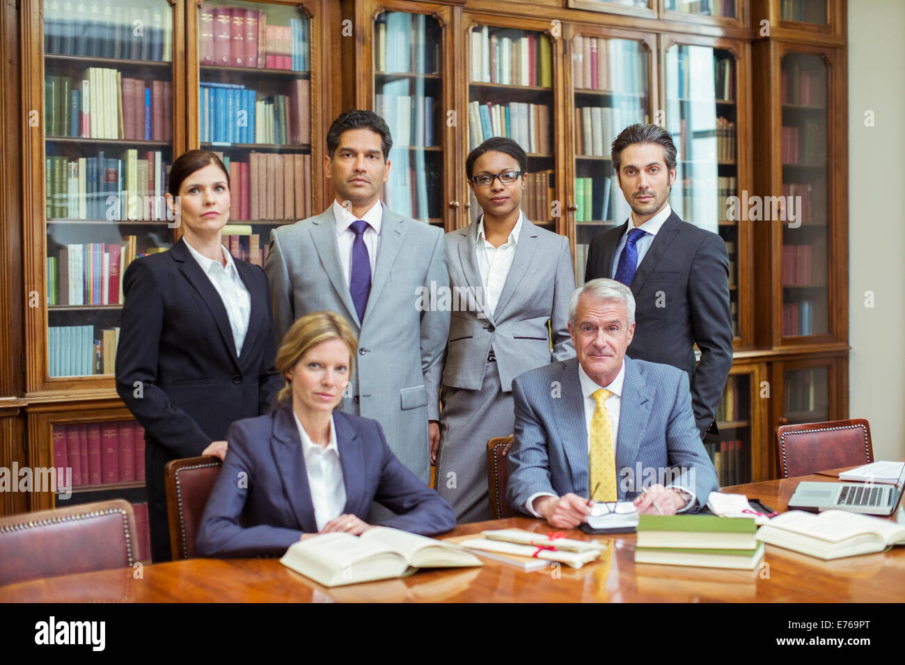 Gli avvocati insieme nelle camere Foto Stock