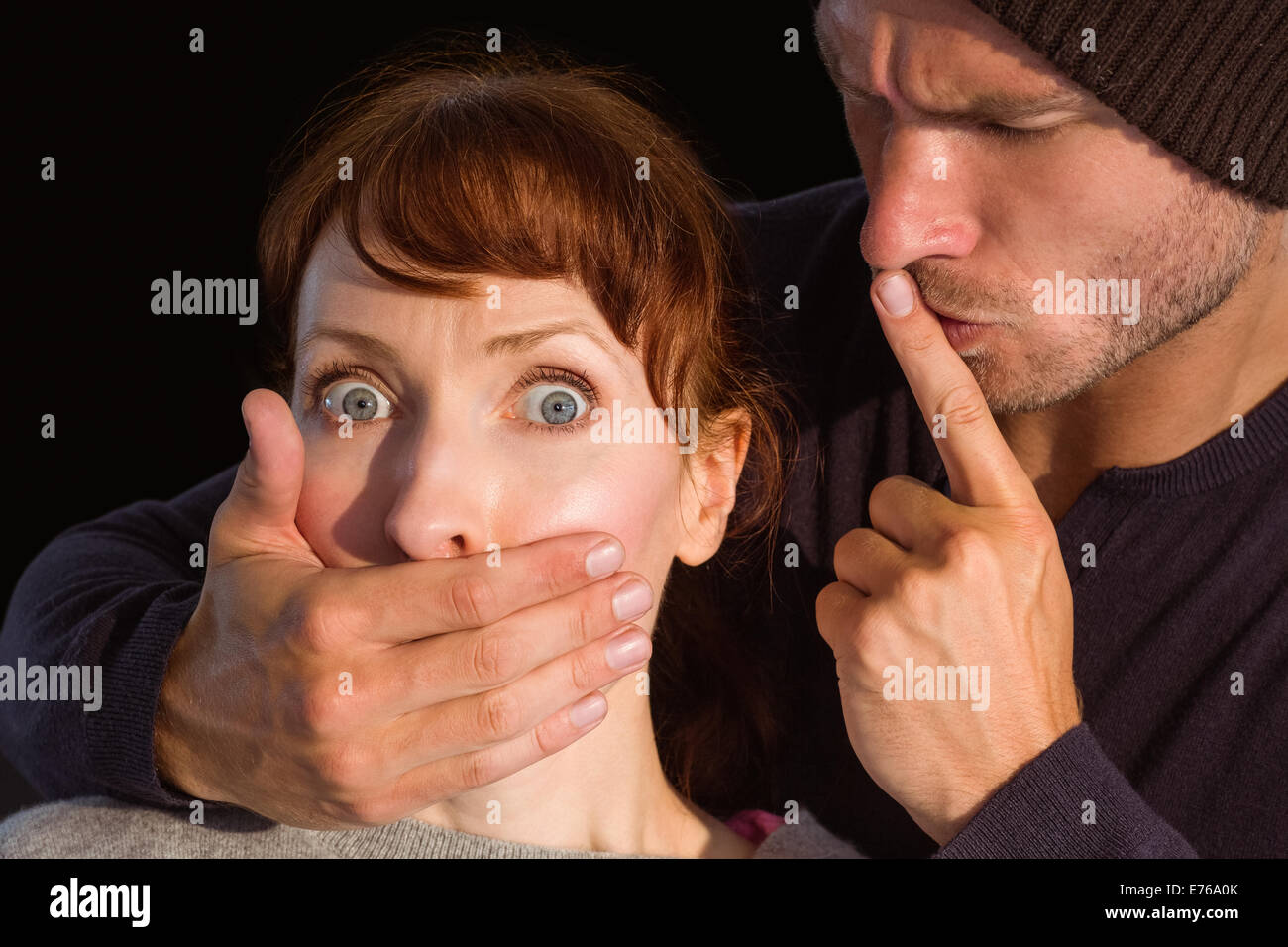 Uomo Donna grabbing attorno alla bocca Foto Stock