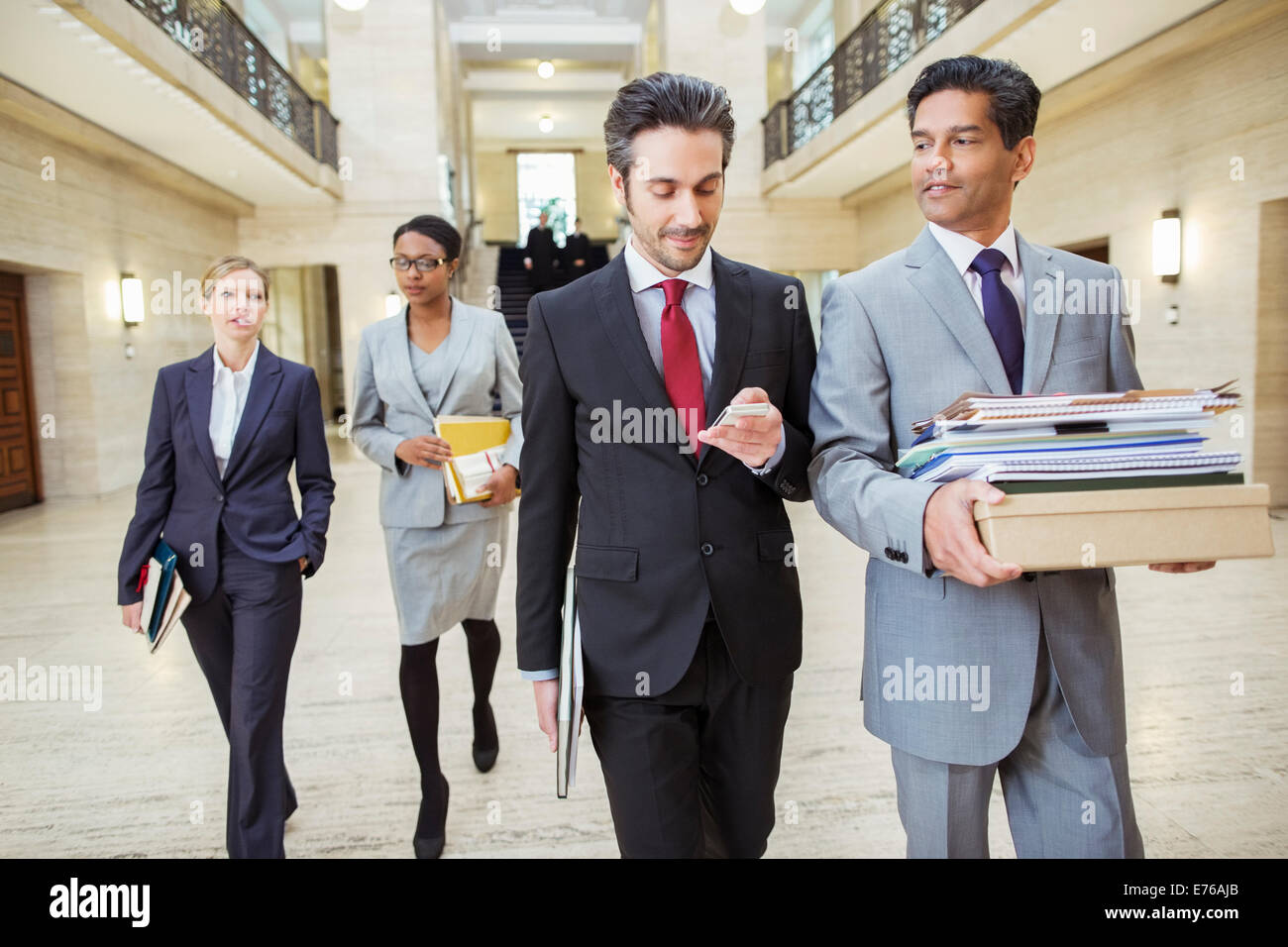 Gli avvocati a piedi nella courthouse Foto Stock