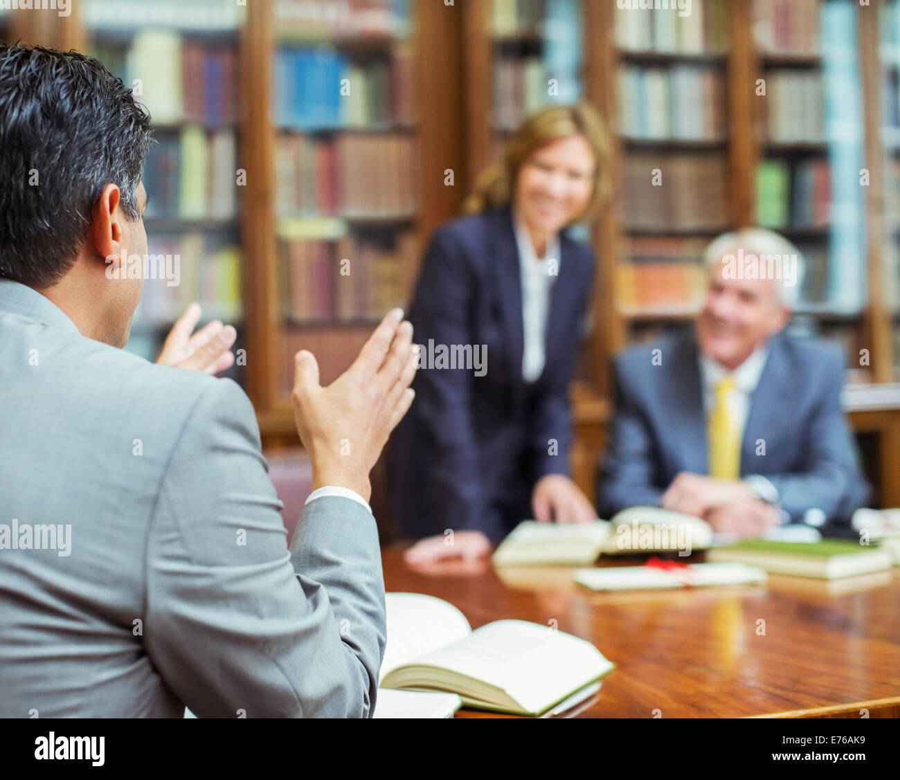 Gli avvocati di parlare nelle camere Foto Stock