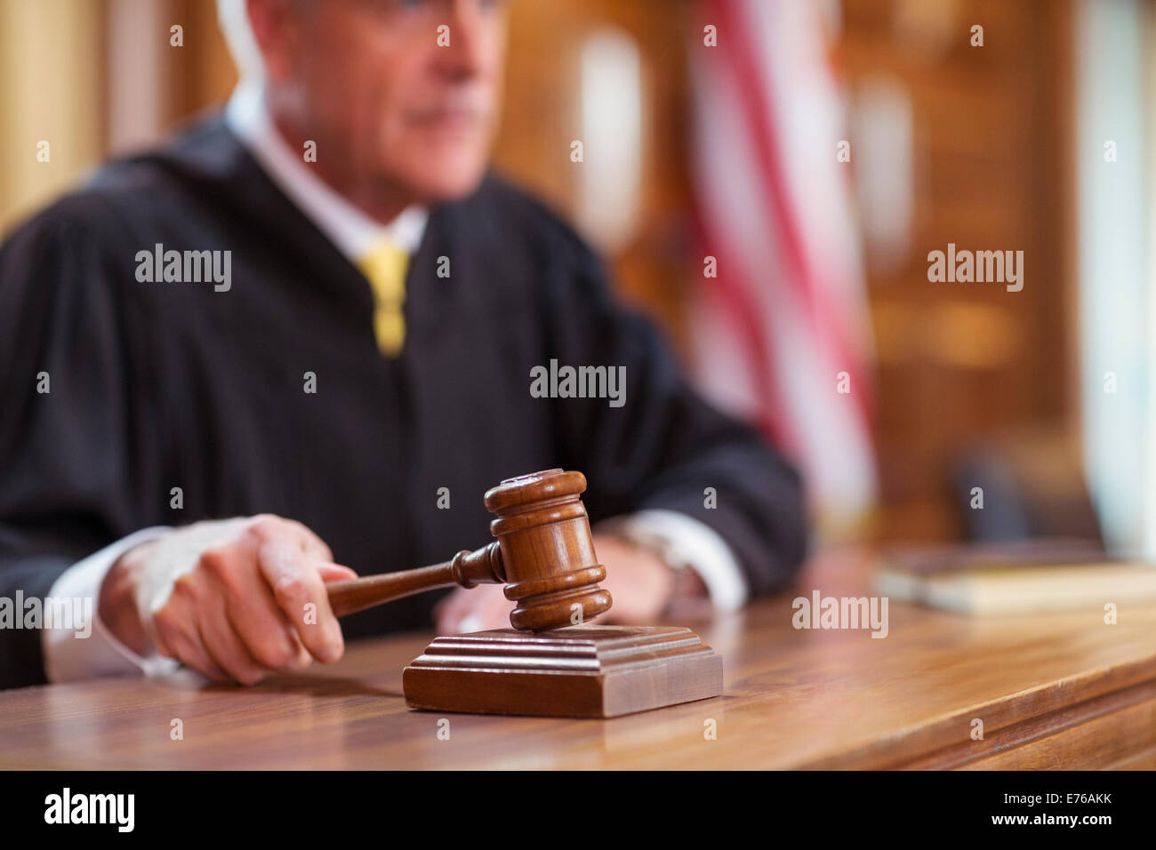 Giudice sbattevano martello in tribunale Foto Stock