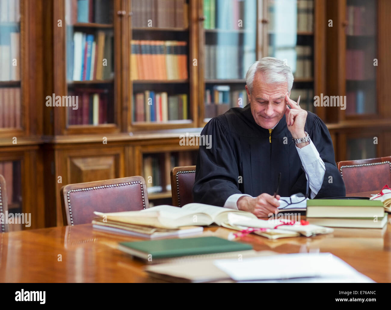 Giudicare la lettura dei documenti nelle camere Foto Stock