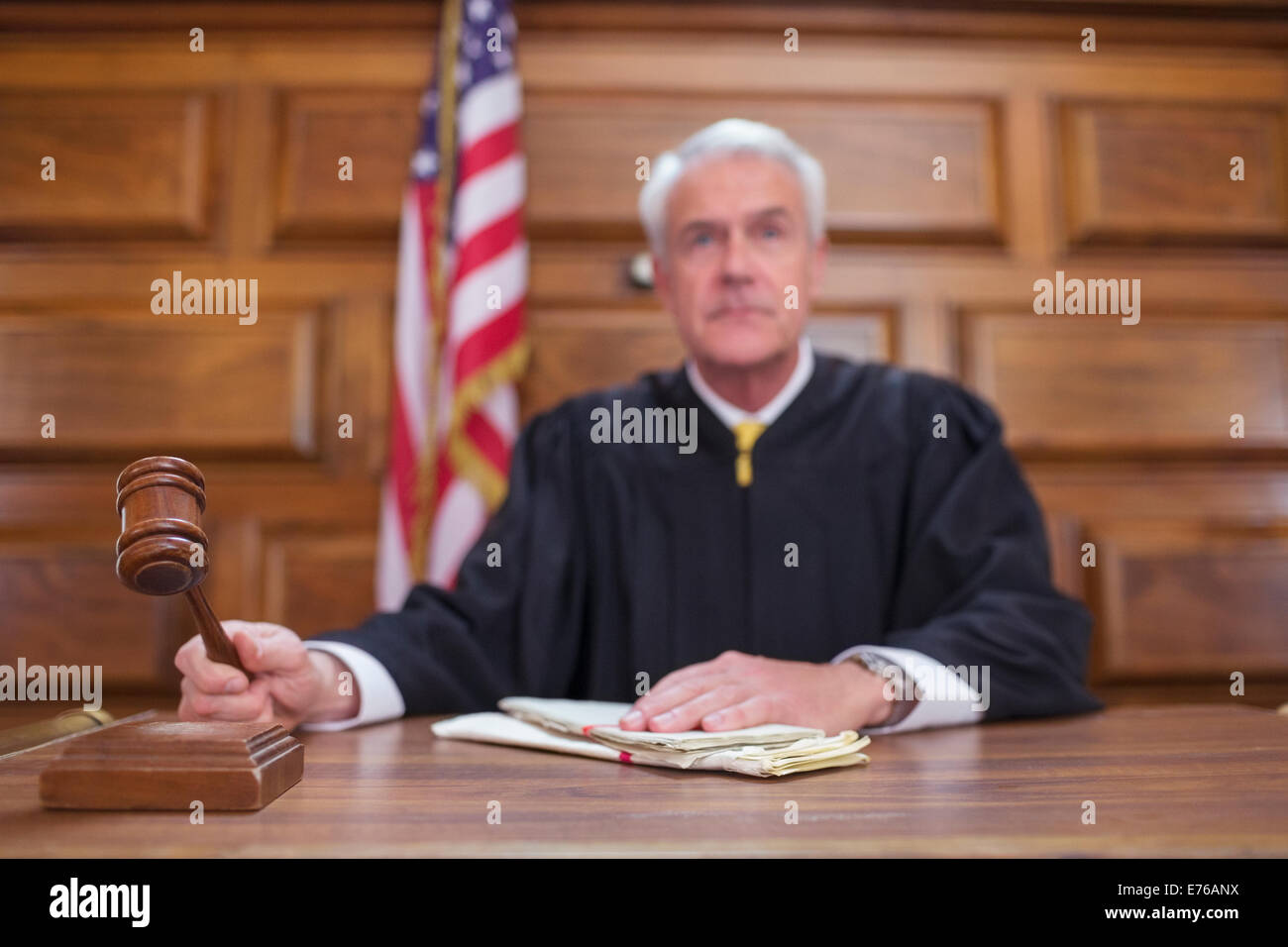 Giudice sbattevano martello in tribunale Foto Stock