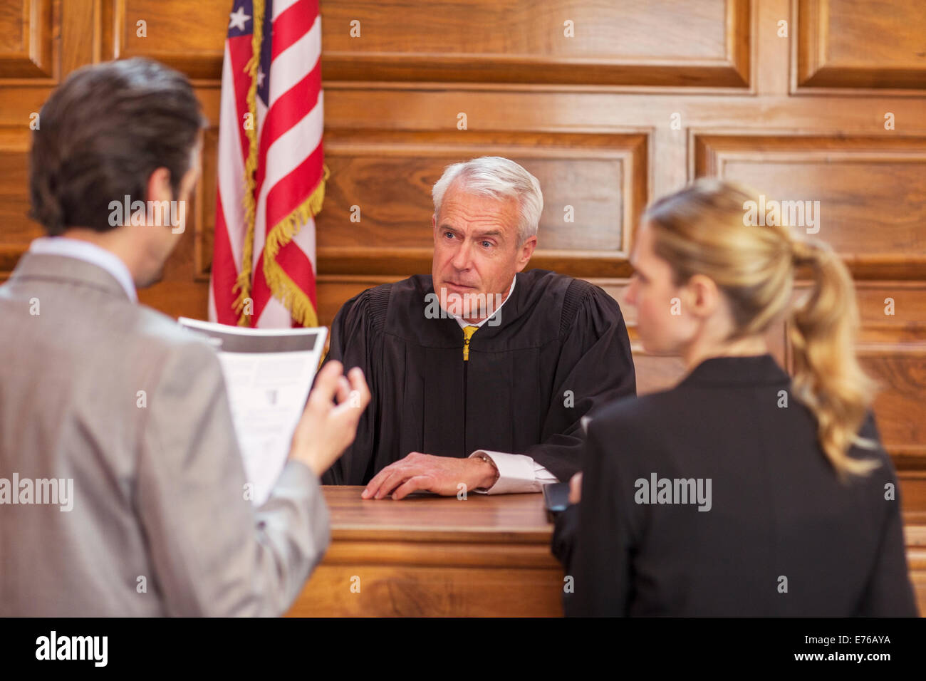 Gli avvocati pleading caso per giudicare in tribunale Foto Stock