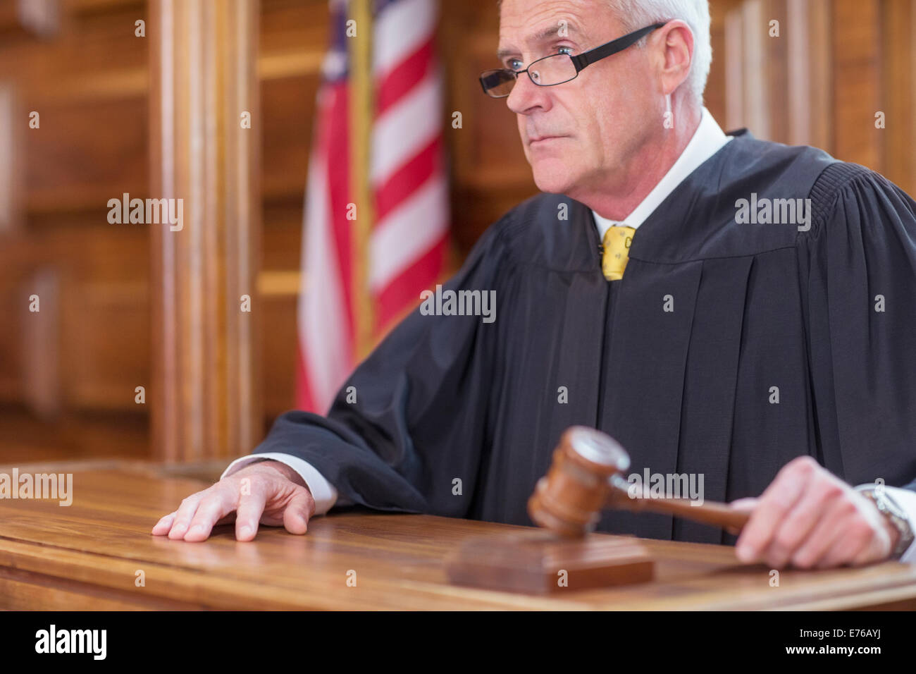 Giudice sbattevano martello in tribunale Foto Stock