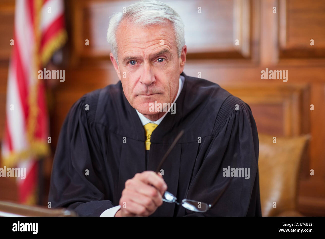 Giudice seduto dietro il banco dei giudici in tribunale Foto Stock
