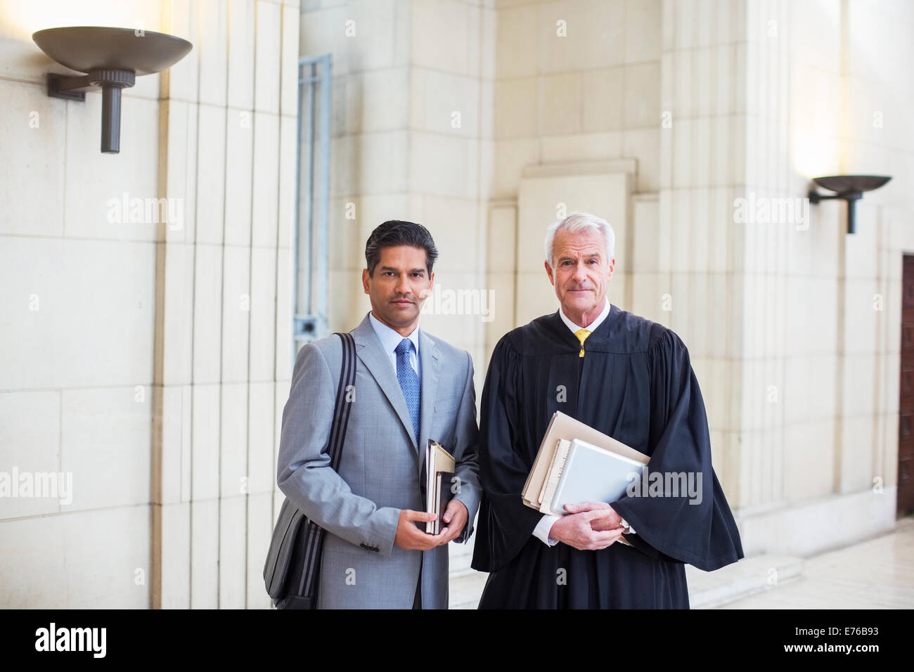 Giudice e avvocato insieme nella courthouse Foto Stock