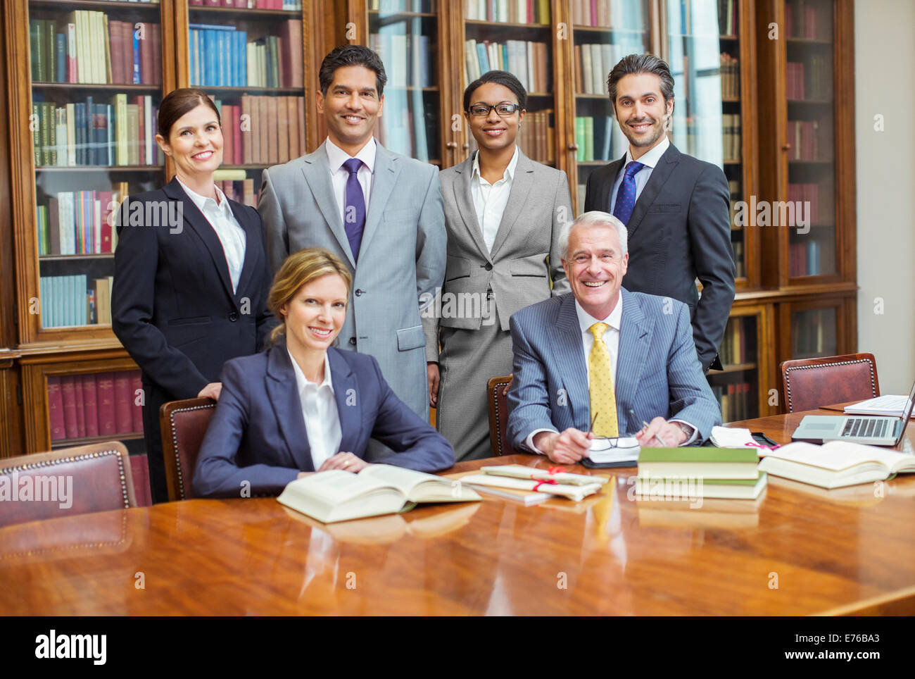 Gli avvocati insieme nelle camere Foto Stock