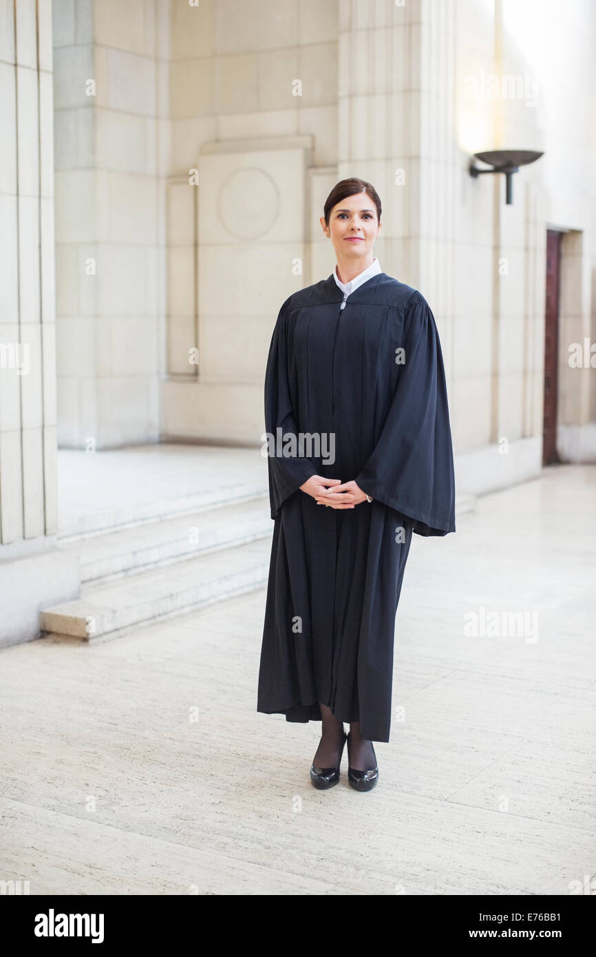 Giudice in piedi nella courthouse Foto Stock