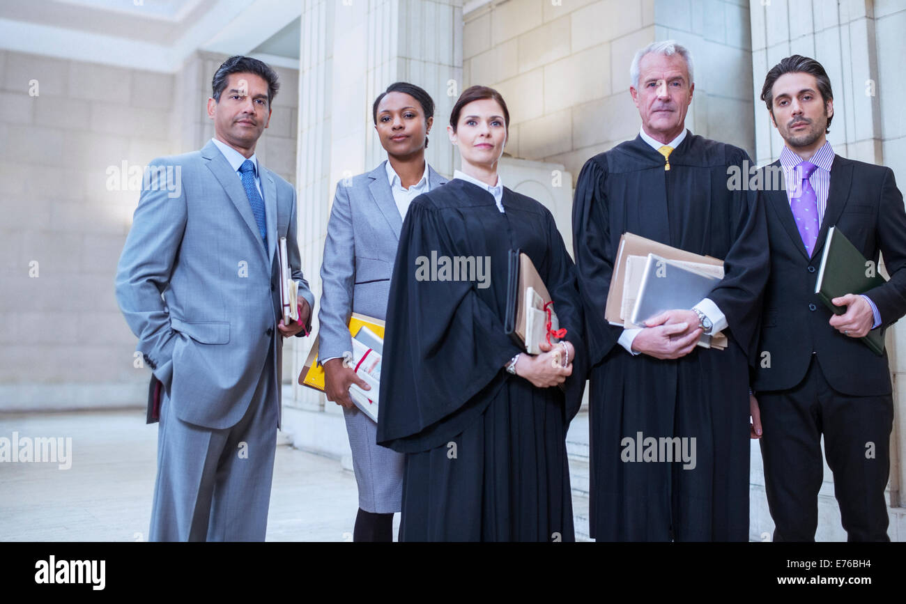 I giudici e gli avvocati in piedi insieme nella courthouse Foto Stock