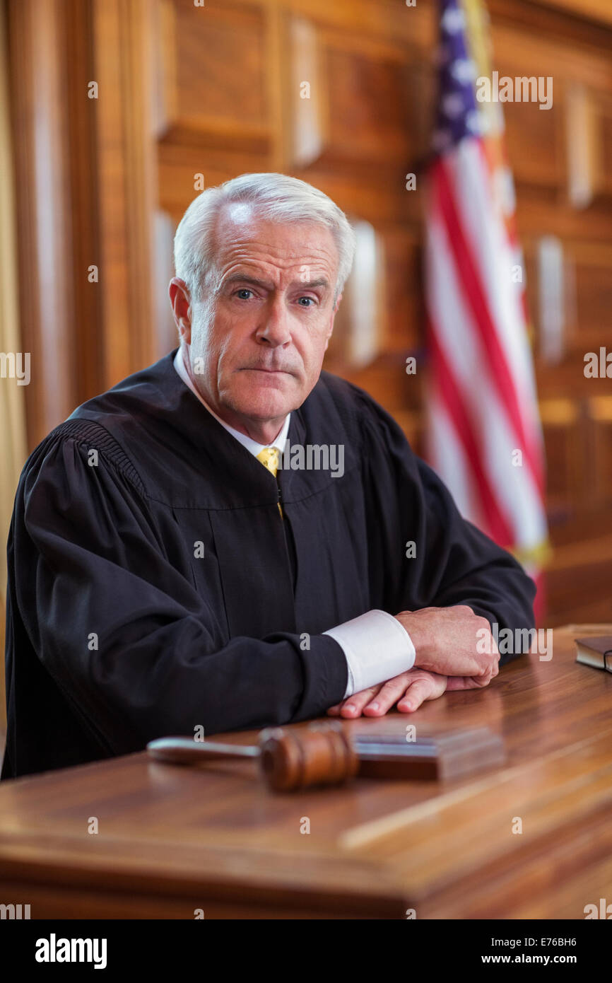Giudice seduto al banco dei giudici in tribunale Foto Stock