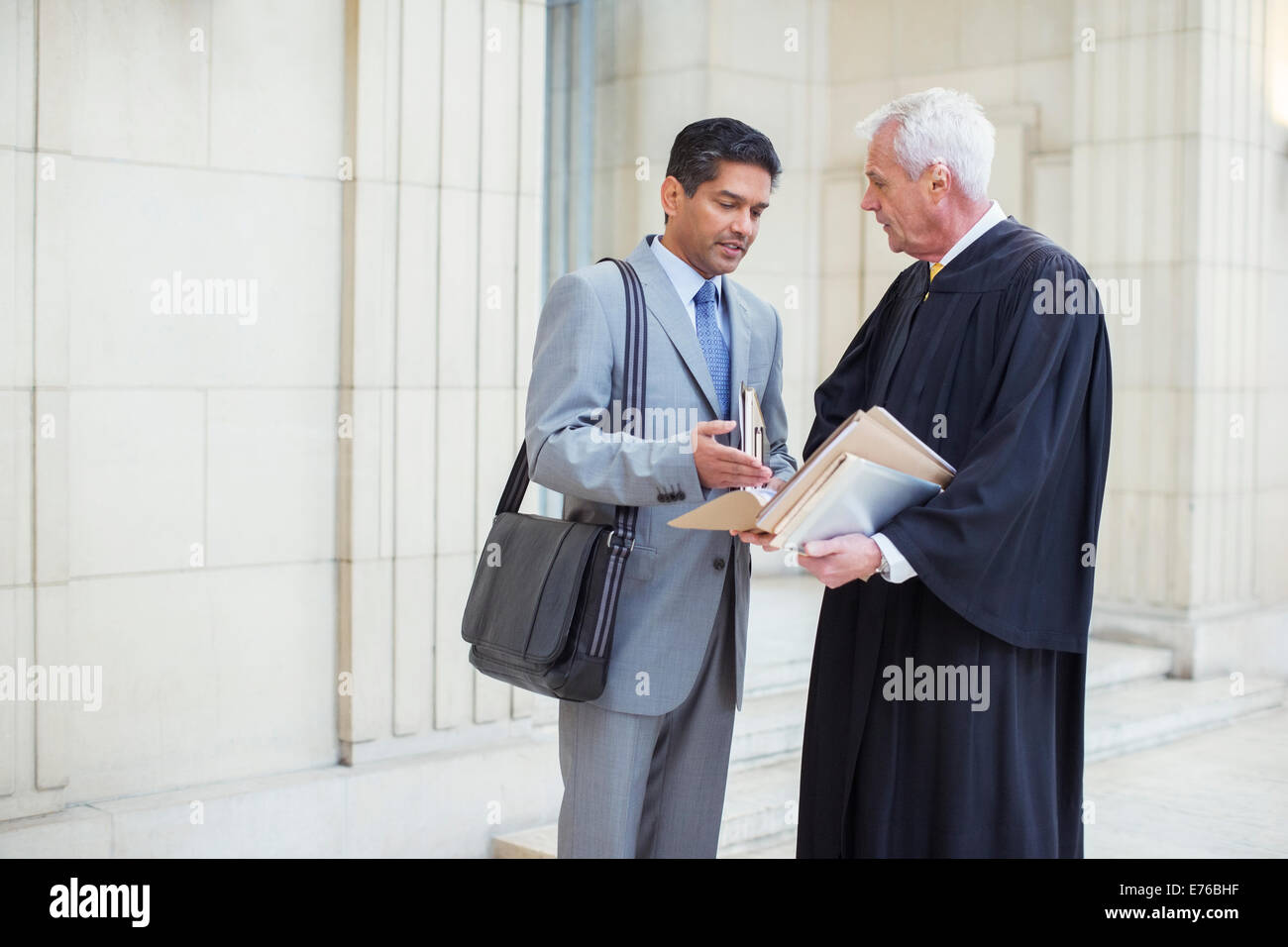 Giudice e avvocato esaminando i documenti nella courthouse Foto Stock