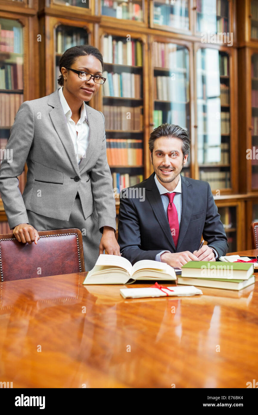 Gli avvocati di Fare insieme ricerca nelle camere Foto Stock