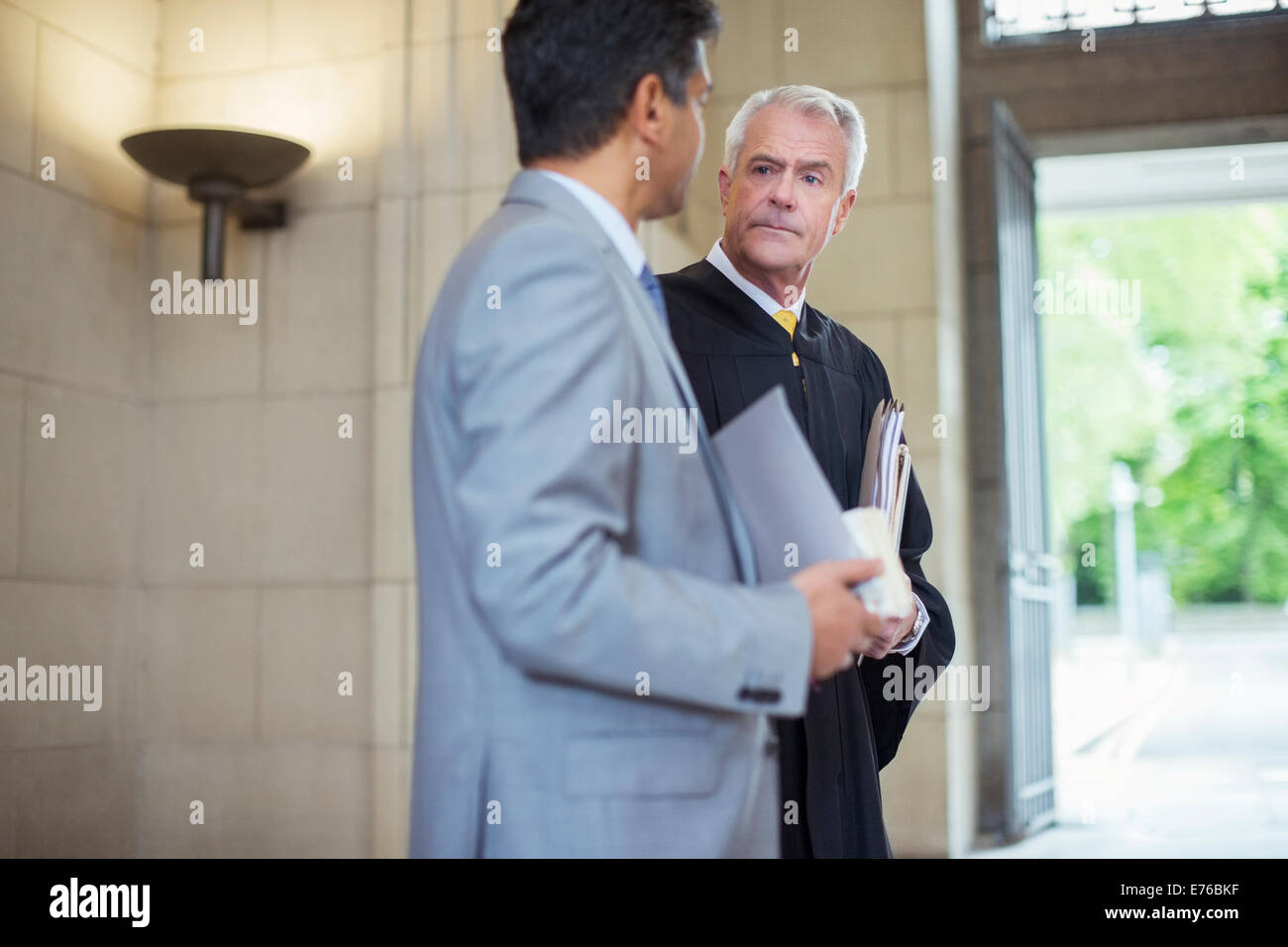 Giudice e avvocato parlando in tribunale Foto Stock