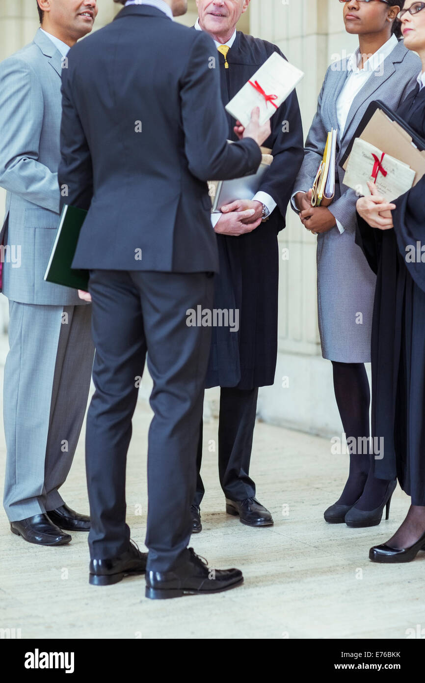 I giudici e gli avvocati di parlare in tribunale Foto Stock