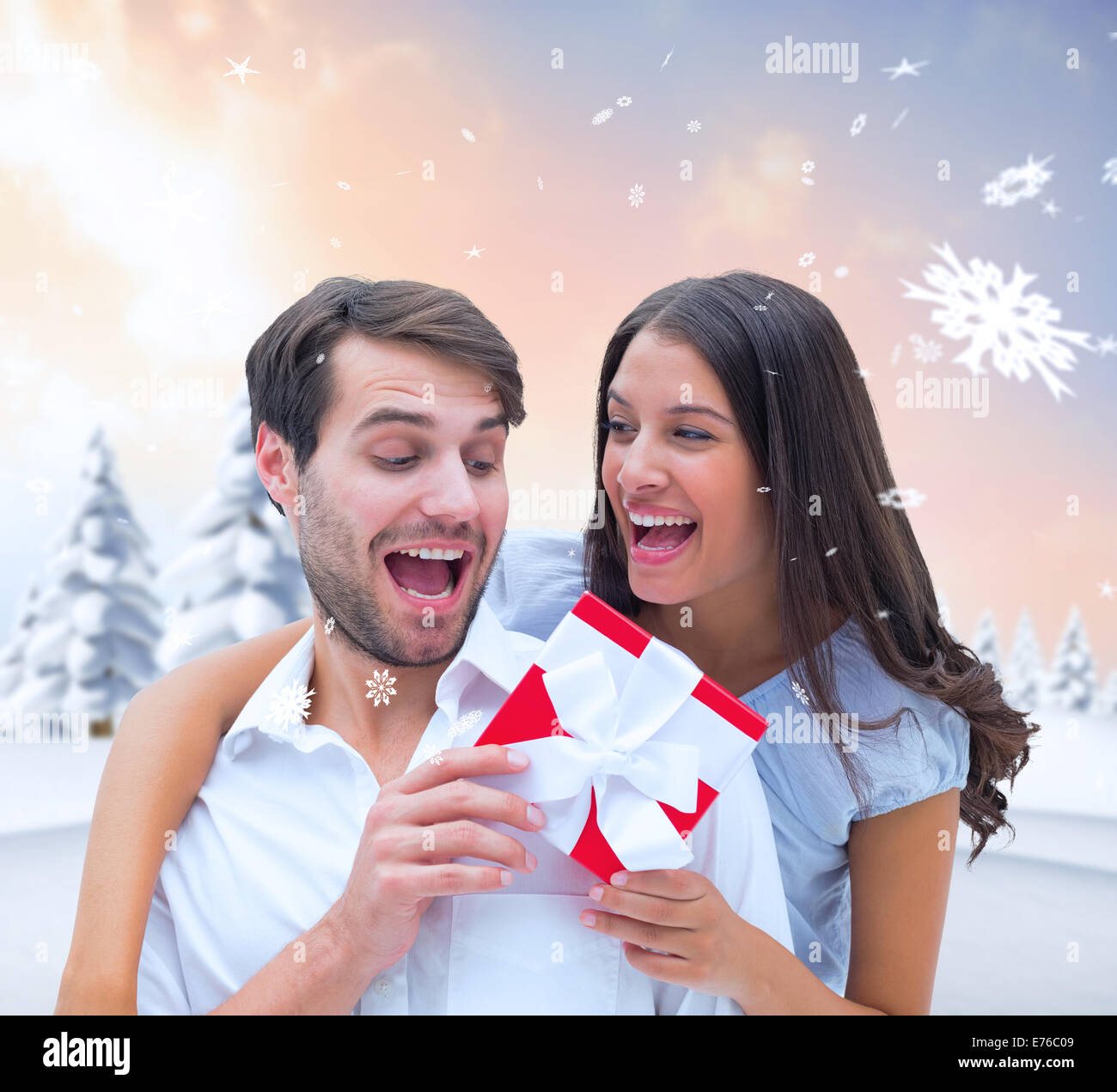 Immagine composita della donna sorprendente fidanzato con dono Foto Stock