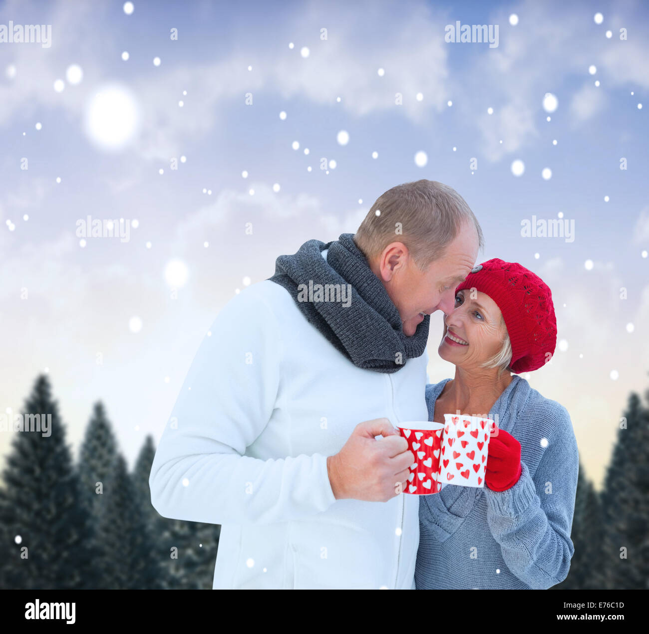 Immagine composita della coppia matura azienda tazze Foto Stock