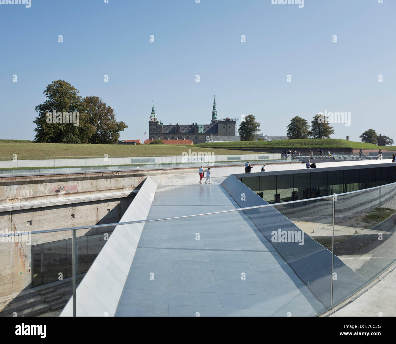 La M/S Museo Marittimo della Danimarca a Helsingør, Danimarca. Il Castello di Kronborg in background. Foto Stock