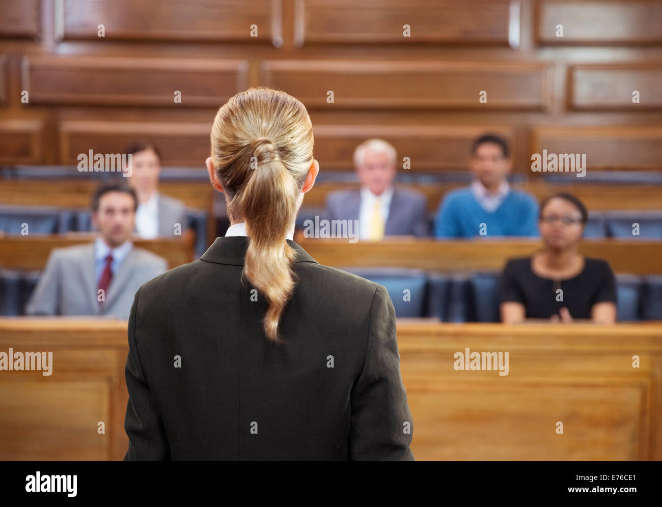 Avvocato pleading caso alla giuria in tribunale Foto Stock