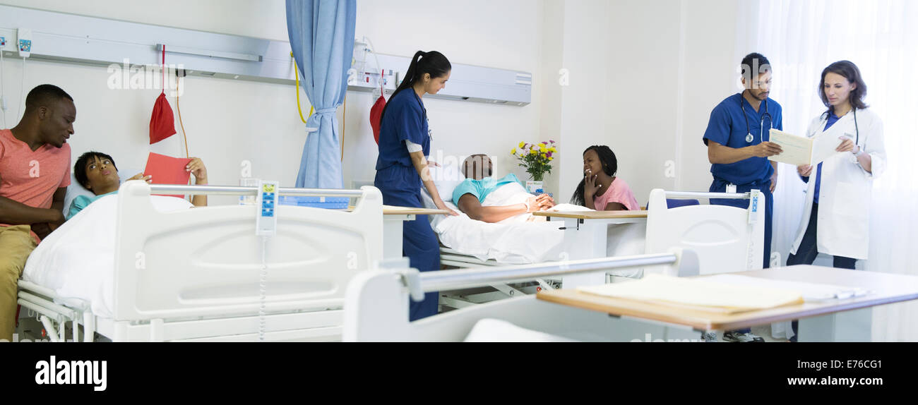 Medico, Infermiere e pazienti nella stanza di ospedale Foto Stock