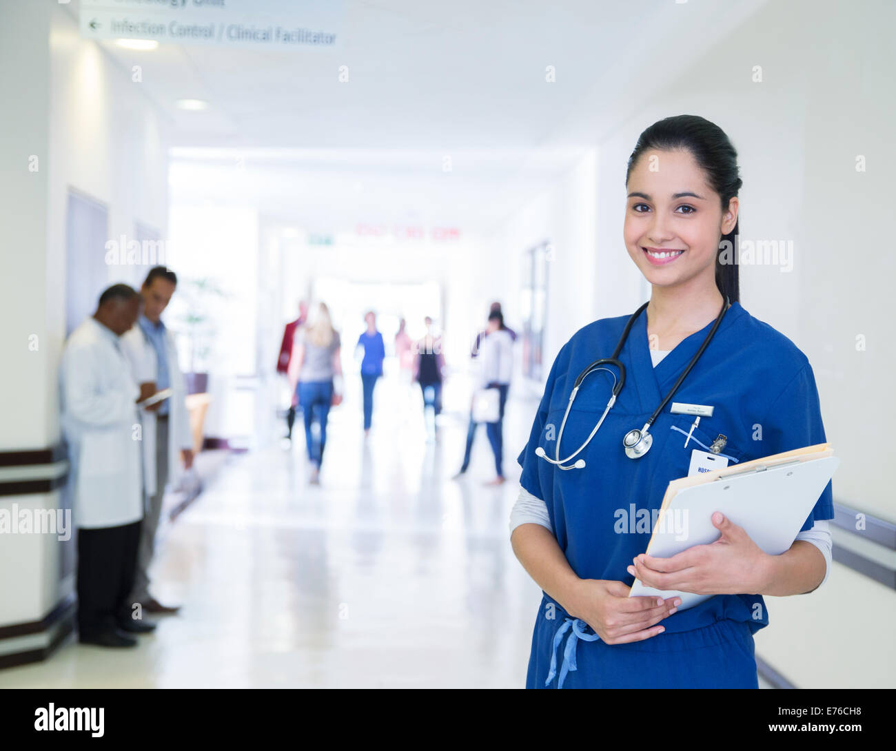 L'infermiera sorridente in ospedale in corridoio Foto Stock